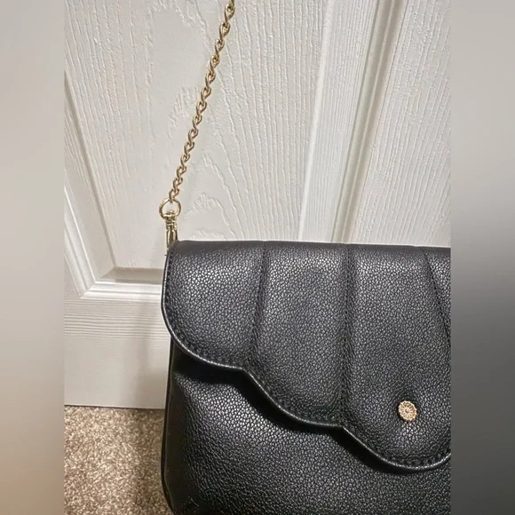 LC Lauren Conrad Black Quilted Scallop Crossbody Bag - Picture 3 of 3